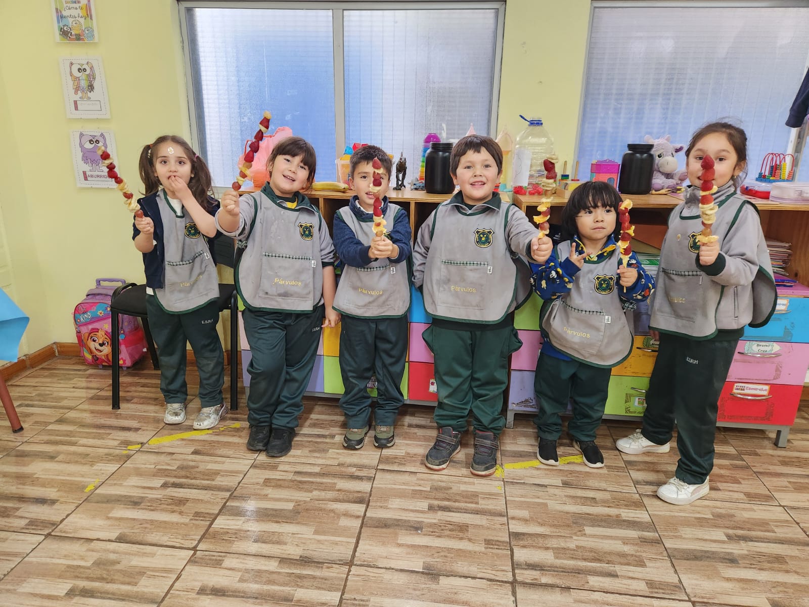 Educación parvularia realizando comida saludable